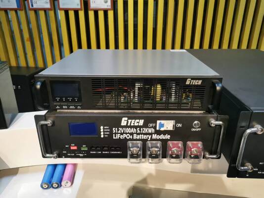 Batteria LiFePO4 a ciclo profondo da 51,2 V 100 Ah 5 kWh montata su rack per accumulo di energia solare